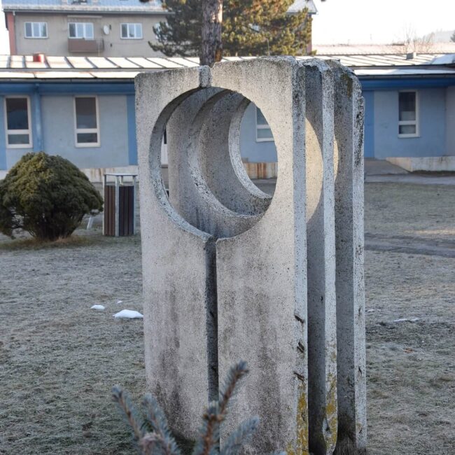 Michal Kern, (Kinetický) objekt v areáli zdravotného strediska, Rabča, 1973